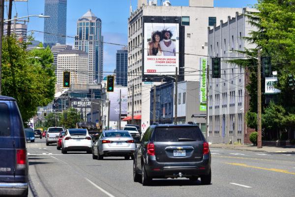 Pacific Outdoor’s wallscape coverage encompasses coverage of T-Mobile Park and Lumen Field. 额外的墙面覆盖范围包括繁华的贝尔镇社区, 安妮女王, 巴拉德, 和国会山，这些地方对车辆和行人都很明显.